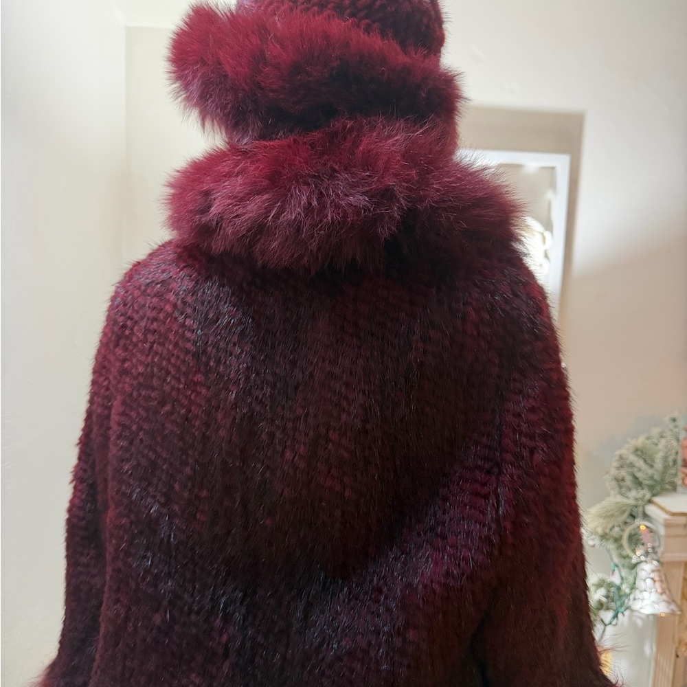 Elegant Burgundy Mink Fur ponchos and hat set - Picture 3 of 7